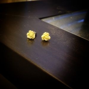 Yellow rose earrings NWT